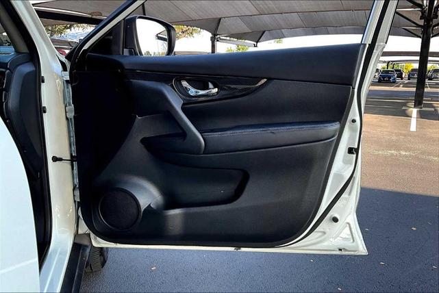 Photo of 2019 White Nissan Rogue