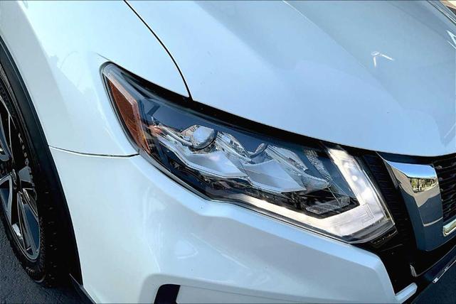 Photo of 2019 White Nissan Rogue