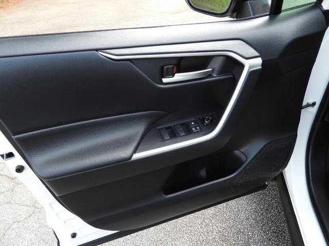 Photo of 2019 Super White Toyota RAV4