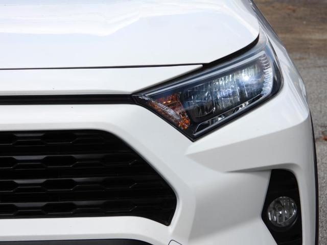 Photo of 2019 Super White Toyota RAV4