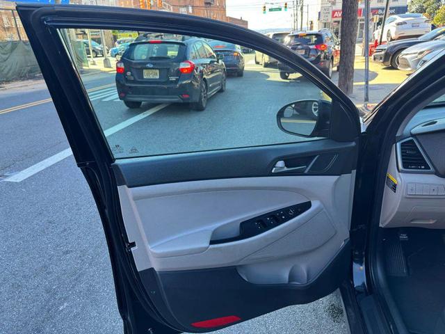 Photo of 2017 Black Hyundai TUCSON