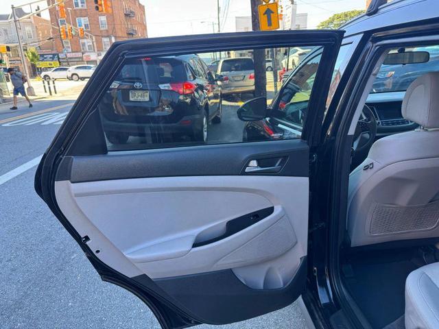 Photo of 2017 Black Hyundai TUCSON