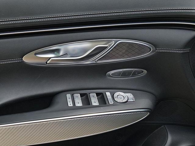 Photo of 2025 Vik Black Genesis GV70