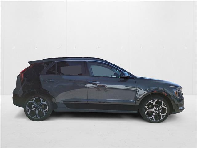 Photo of 2025 Cityscape Green Kia Niro
