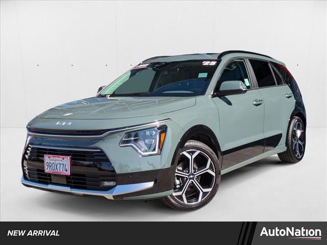Photo of 2025 Cityscape Green Kia Niro