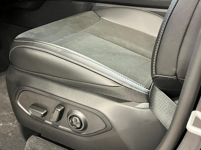Photo of 2025 Diamond Black Jeep Grand Cherokee L