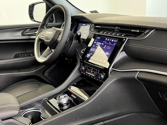Photo of 2025 Diamond Black Jeep Grand Cherokee L