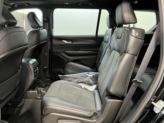 Photo of 2025 Diamond Black Jeep Grand Cherokee L