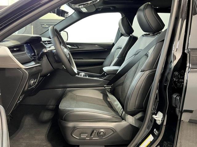 Photo of 2025 Diamond Black Jeep Grand Cherokee L