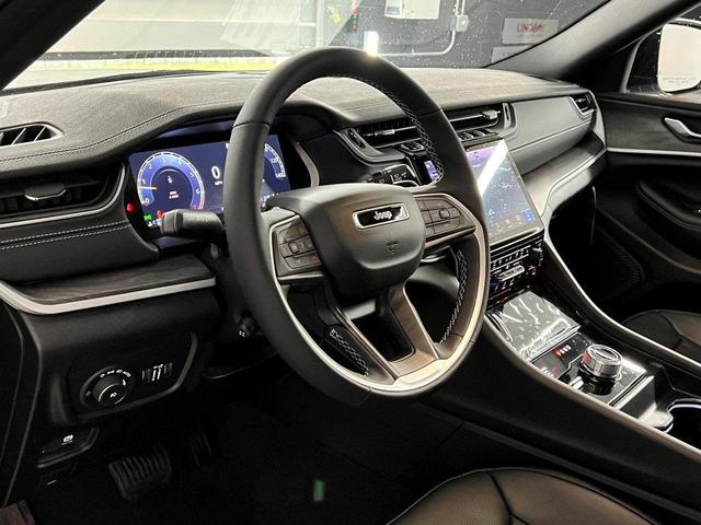 Photo of 2025 Silver Zynith Jeep Grand Cherokee L