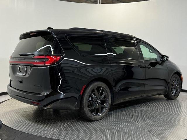 Photo of 2025 Diamond Black Chrysler Pacifica