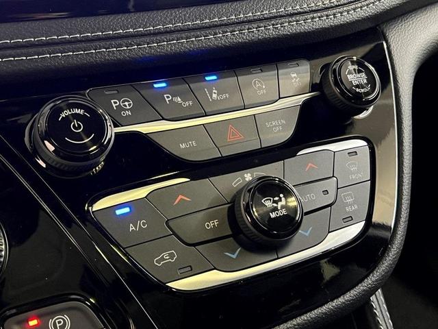 Photo of 2025 Diamond Black Chrysler Pacifica