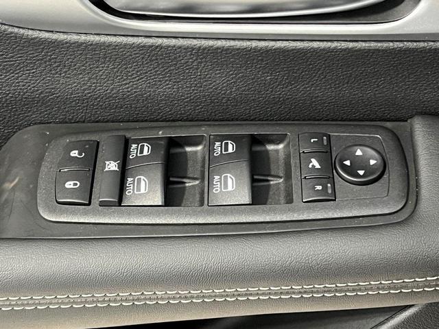 Photo of 2025 Diamond Black Chrysler Pacifica