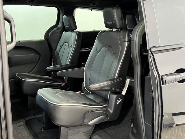 Photo of 2025 Diamond Black Chrysler Pacifica