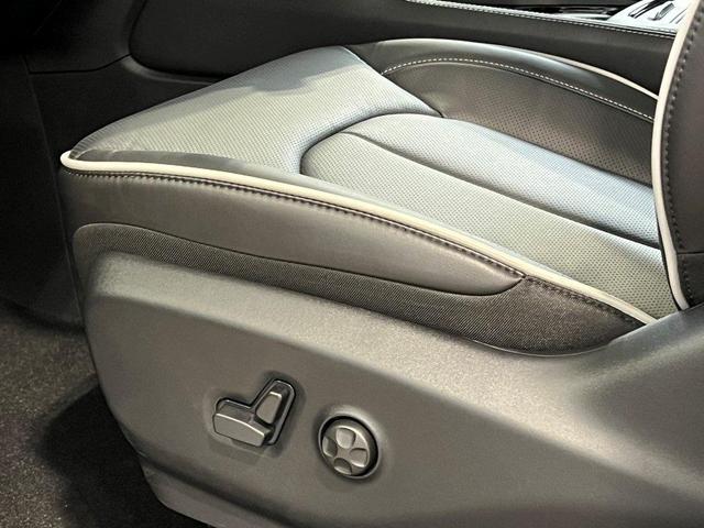Photo of 2025 Diamond Black Chrysler Pacifica