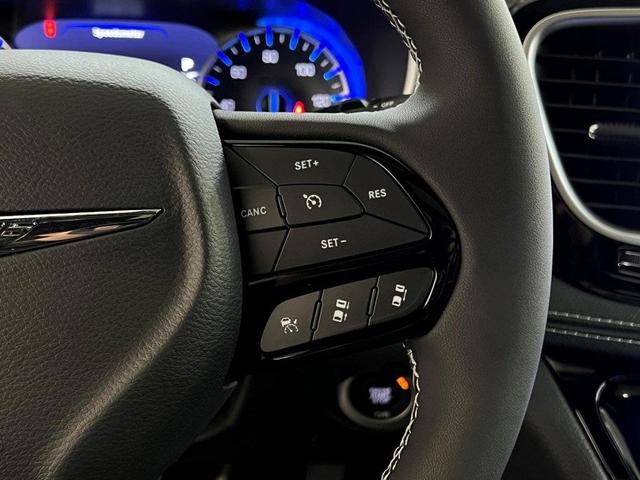 Photo of 2025 Diamond Black Chrysler Pacifica