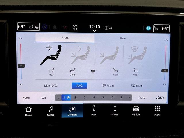 Photo of 2025 Diamond Black Chrysler Pacifica