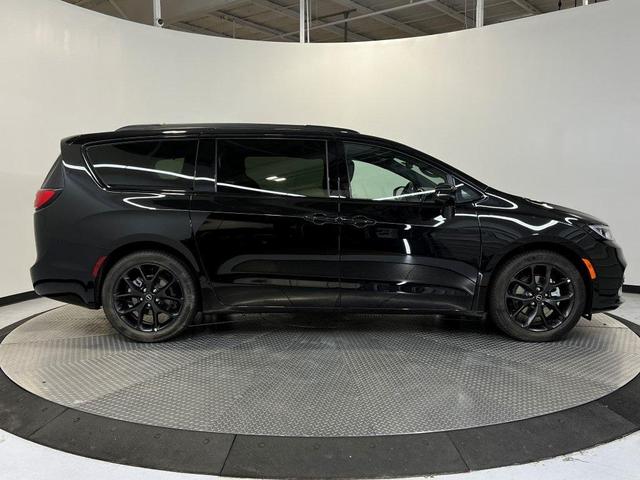 Photo of 2025 Diamond Black Chrysler Pacifica