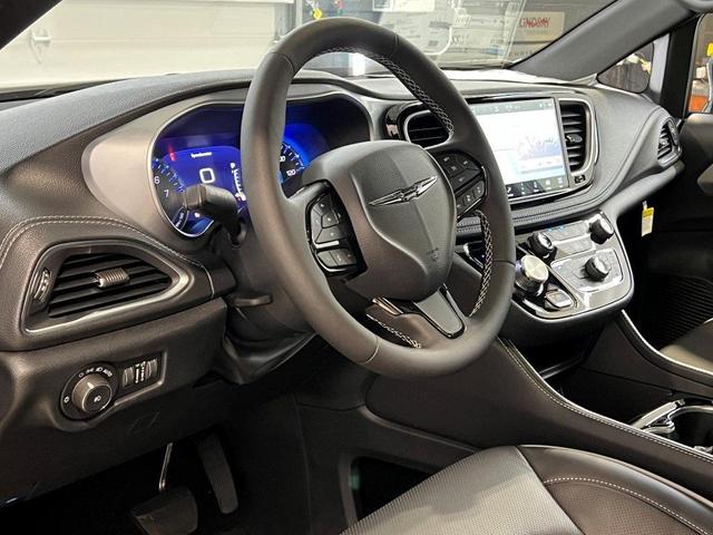 Photo of 2025 Diamond Black Chrysler Pacifica