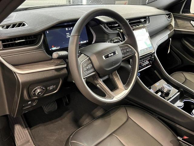 Photo of 2025 Diamond Black Jeep Grand Cherokee L