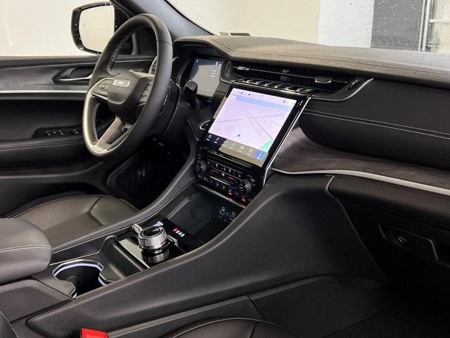 Photo of 2025 Diamond Black Jeep Grand Cherokee L