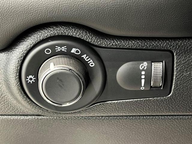 Photo of 2025 DB Black Crystal Clearcoat Dodge Durango