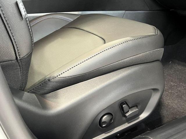 Photo of 2025 Bright White Clearcoat Jeep Compass