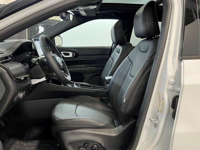 Photo of 2025 Bright White Clearcoat Jeep Compass