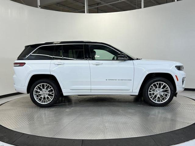 Photo of 2022 Bright White Clearcoat Jeep Grand Cherokee