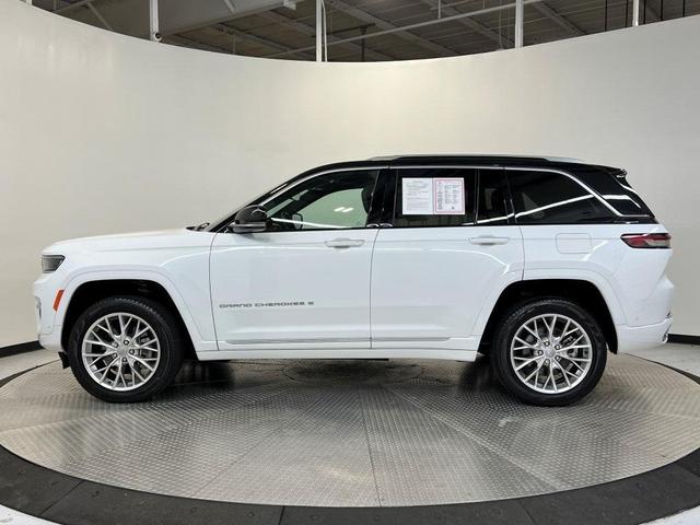 Photo of 2022 Bright White Clearcoat Jeep Grand Cherokee