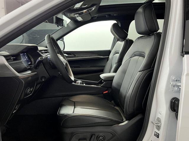 Photo of 2025 Bright White Clearcoat Jeep Grand Cherokee L