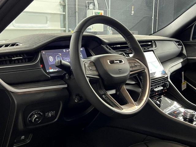 Photo of 2025 Bright White Clearcoat Jeep Grand Cherokee L