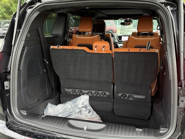 Photo of 2026 Diamond Black Chrysler Pacifica