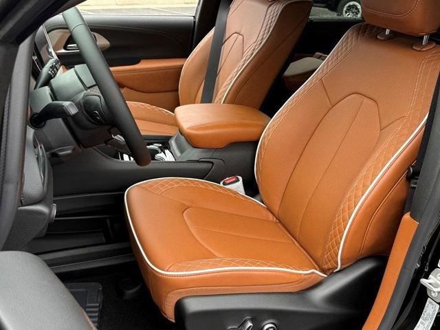Photo of 2026 Diamond Black Chrysler Pacifica