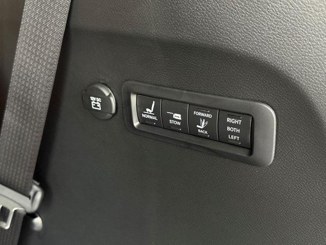 Photo of 2026 Diamond Black Chrysler Pacifica