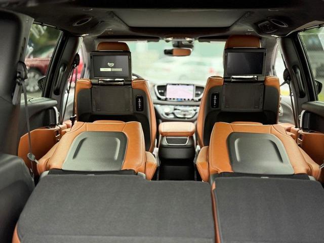 Photo of 2026 Diamond Black Chrysler Pacifica