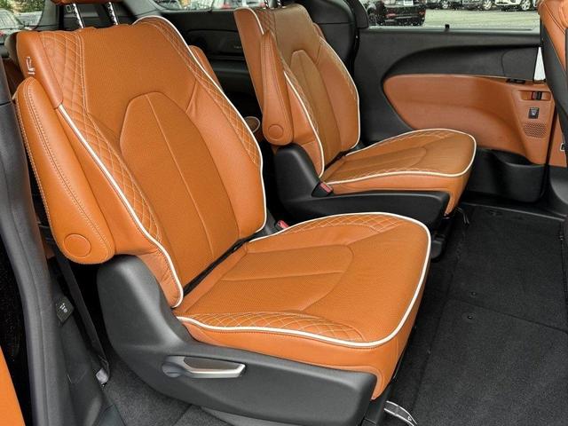 Photo of 2026 Diamond Black Chrysler Pacifica