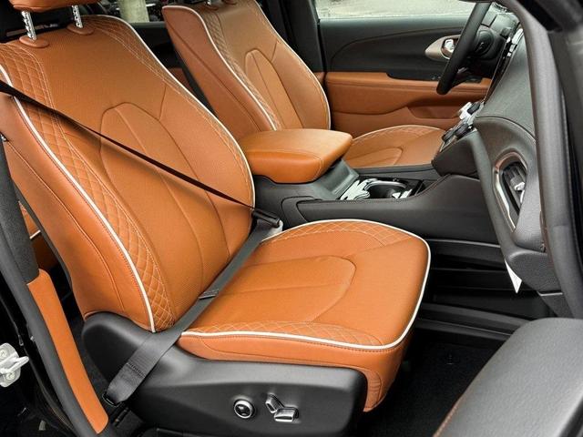 Photo of 2026 Diamond Black Chrysler Pacifica