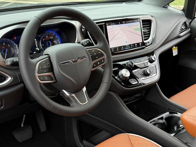 Photo of 2026 Diamond Black Chrysler Pacifica