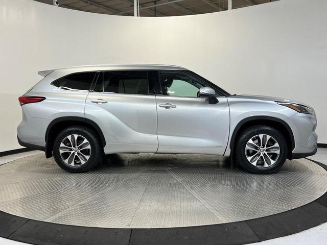 Photo of 2022 Celestial Silver Metallic Toyota Highlander Hybrid