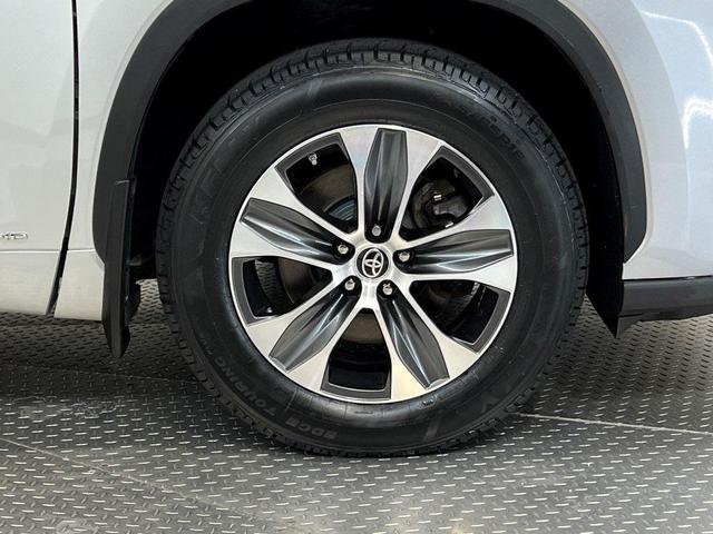 Photo of 2022 Celestial Silver Metallic Toyota Highlander Hybrid