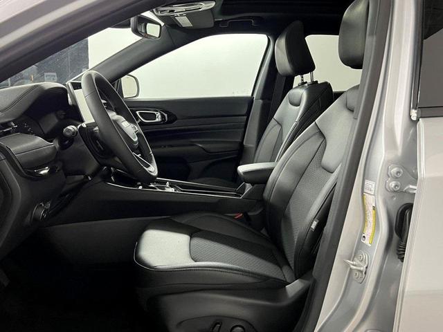 Photo of 2025 Silver Zynith Jeep Compass
