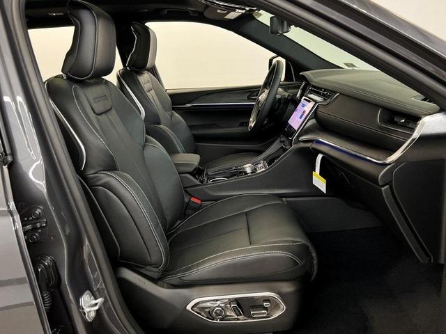 Photo of 2025 Metallic Jeep Grand Cherokee L