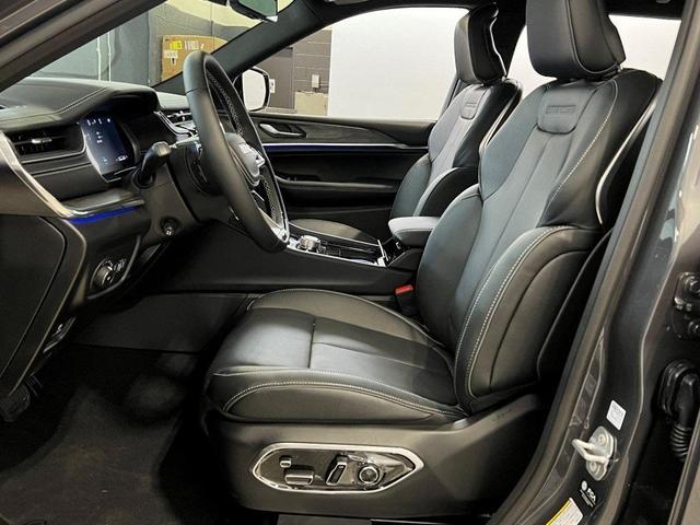 Photo of 2025 Metallic Jeep Grand Cherokee L