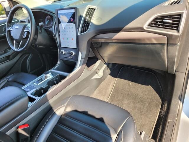 Photo of 2024 Silver Metallic Ford Edge