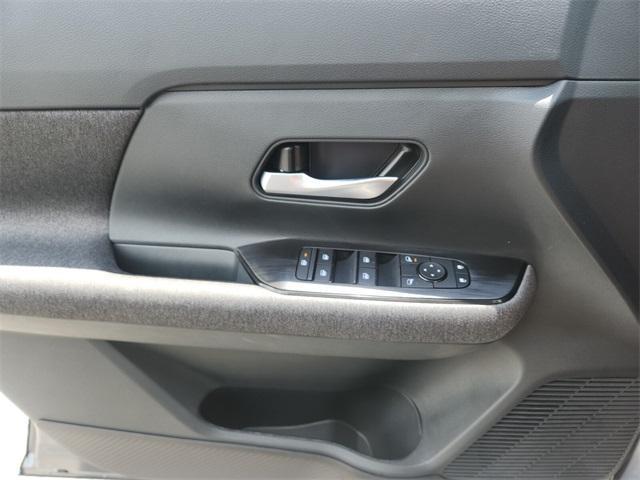 Photo of 2025 Gun Metallic Nissan Kicks