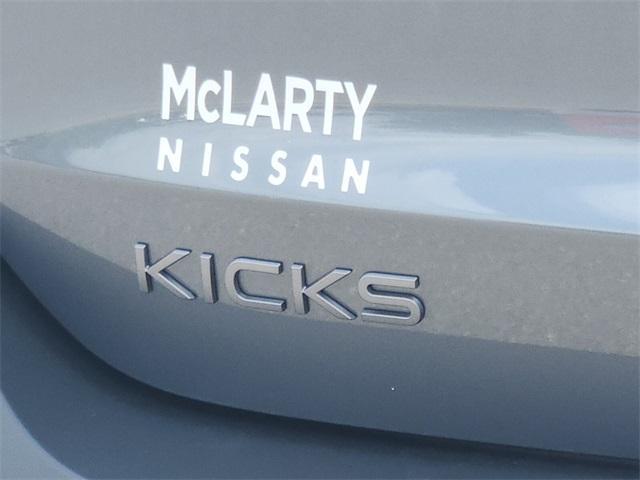 Photo of 2025 Gun Metallic Nissan Kicks