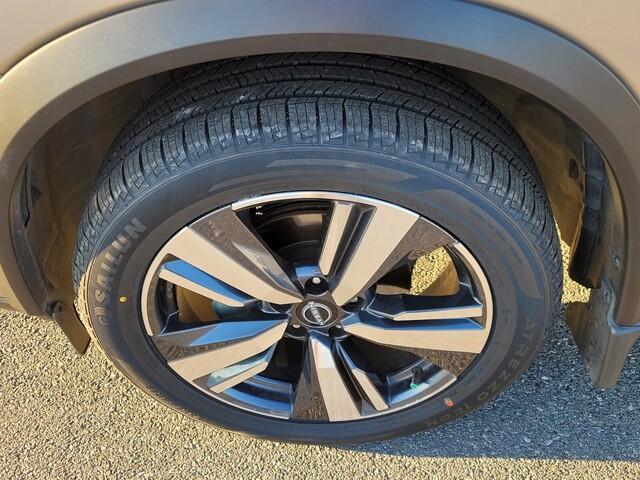 Photo of 2023 Champagne Silver Nissan Rogue