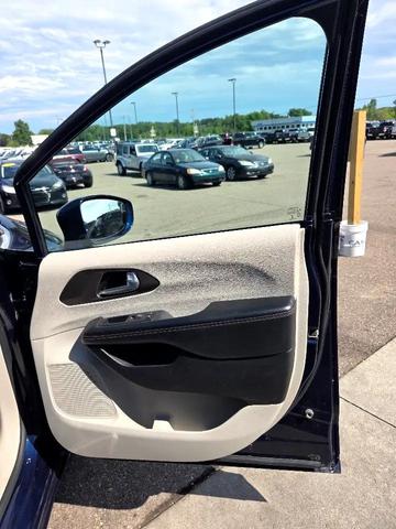Photo of 2017 Jazz Blue Pearlcoat Chrysler Pacifica