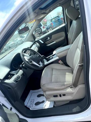Photo of 2013 White Ford Edge
